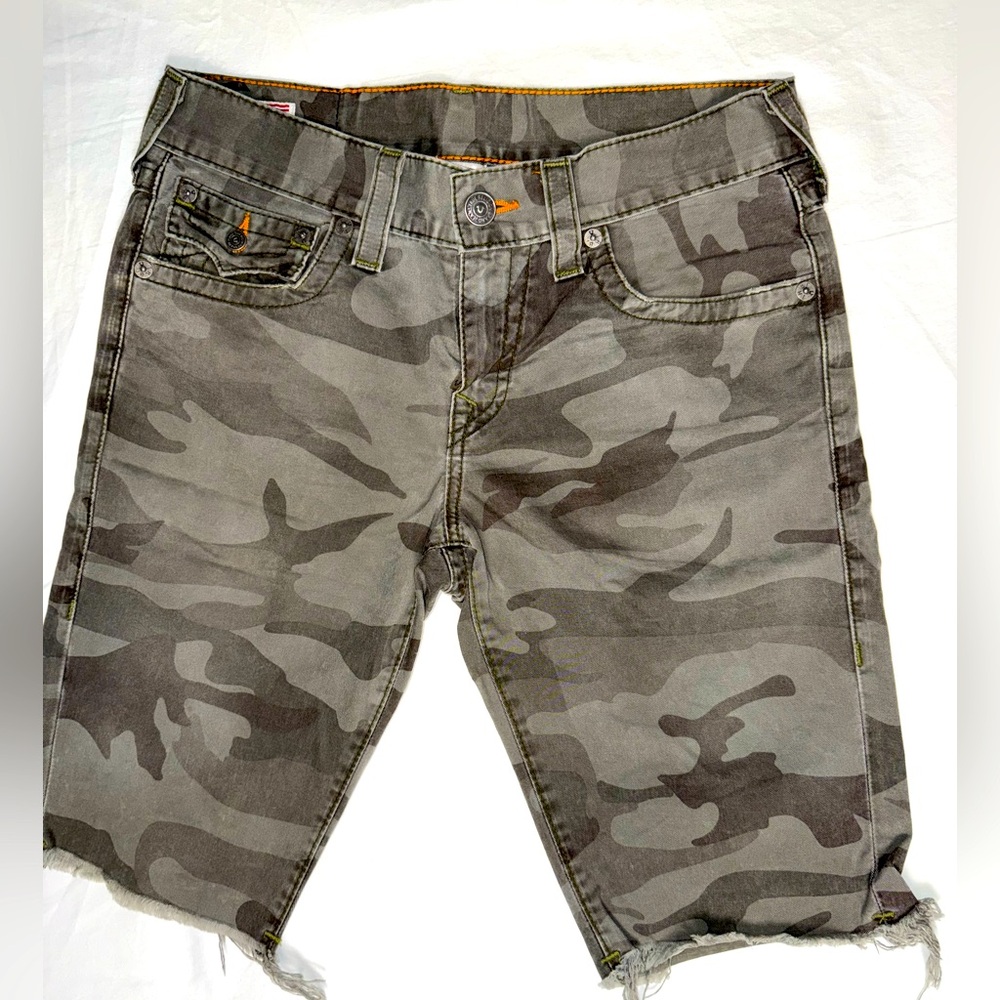 Men’s Vintage True Religion Cut-Off Camo Shorts Size 30